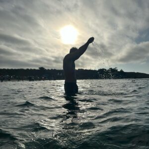 Felipe Contreras Instagram - El Agua… que siempre llega a la conclusión de que nada, jamás, debe concluir. Por eso fluye, incesantemente, desde su destino a su origen, hasta que ignora dónde empieza y dónde acaba, para que todo pueda volver a comenzar. ♾️