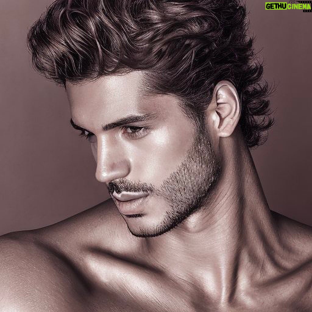 Felipe Gomes - 1.5K Likes - @lensa.ai
.
.
.
.
#metaverse #superhero #stylish #mystical #scifi #anime #adventure