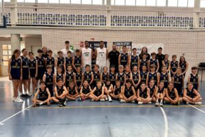 Felipe Reyes Instagram - Hoy hemos tenido una visita muy especial en la sede del colegio @saintlouisdesfrancais 
@sergiorodriguezoficial ha venido a jugar con los chicos y chicas del campus 👏🏻👏🏻👏🏻