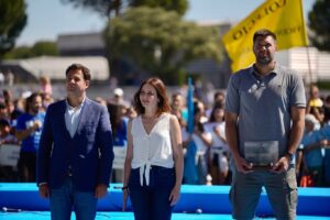 Felipe Reyes Instagram - Muchas gracias al @ayto_las_rozas por el reconocimiento a mi trayectoria deportiva y por darme la oportunidad de ser el último relevo de la antorcha olímpica. Orgulloso de vivir en Las Rozas, una ciudad donde se fomenta tanto el deporte escolar. #olimpiadasescolareslasrozas 🏀⚽️🏐