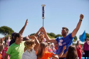 Felipe Reyes Instagram - Muchas gracias al @ayto_las_rozas por el reconocimiento a mi trayectoria deportiva y por darme la oportunidad de ser el último relevo de la antorcha olímpica. Orgulloso de vivir en Las Rozas, una ciudad donde se fomenta tanto el deporte escolar. #olimpiadasescolareslasrozas 🏀⚽️🏐