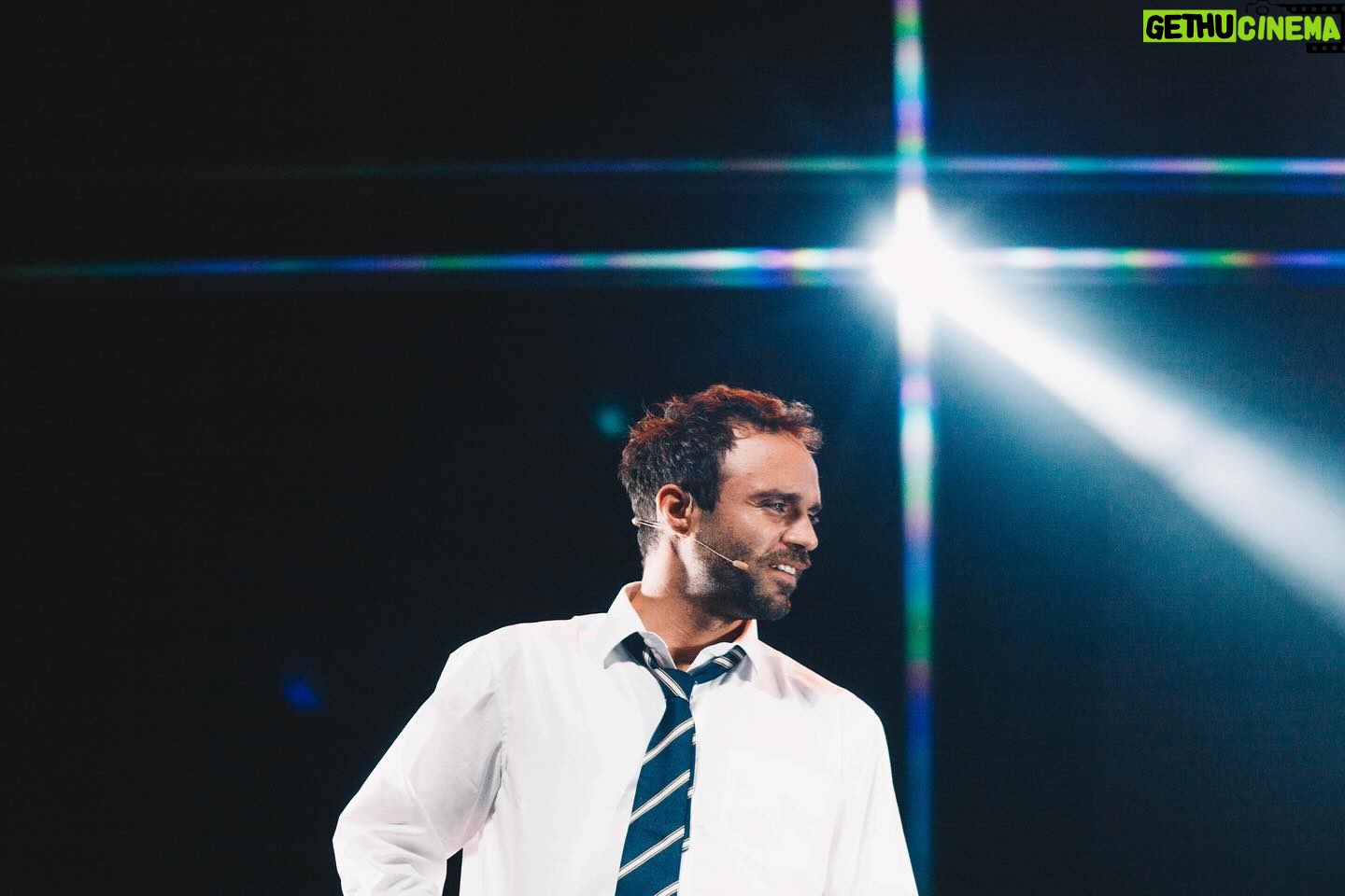 Felipe Rojas - 3K Likes - La obra, los compañeros, el público. ♥️
Muchas gracias a todos los que han ido estas primeras funciones en Viña y Concepción.
Mañana nos vamos a Talca. Ya estaremos en más ciudades y también en Santiago. Nos vemos! ✊🏽
📸 @piagarridovaillant