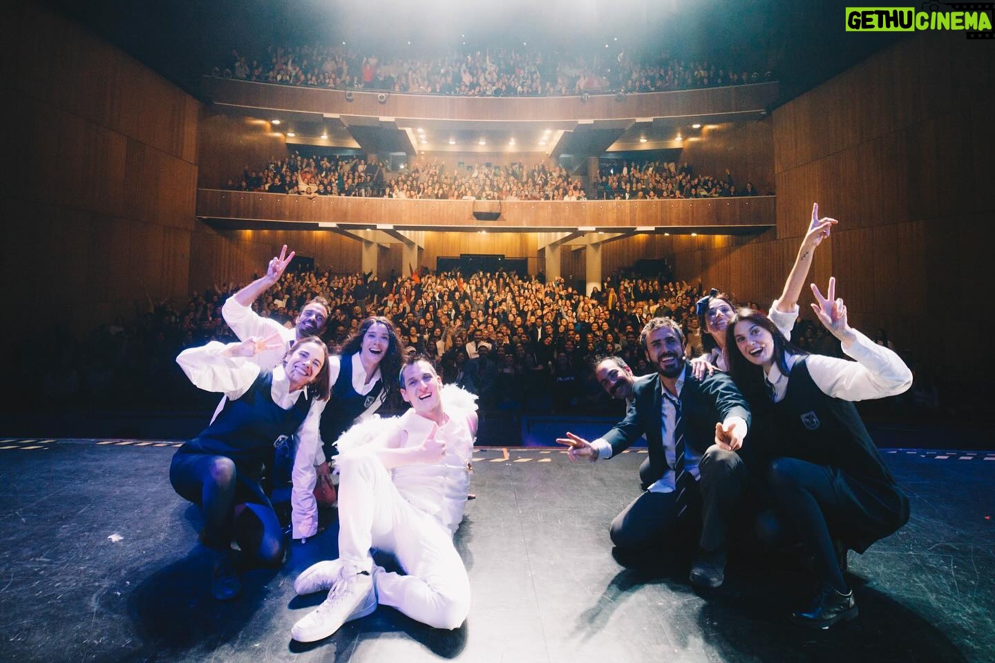 Felipe Rojas - 3K Likes - La obra, los compañeros, el público. ♥️
Muchas gracias a todos los que han ido estas primeras funciones en Viña y Concepción.
Mañana nos vamos a Talca. Ya estaremos en más ciudades y también en Santiago. Nos vemos! ✊🏽
📸 @piagarridovaillant