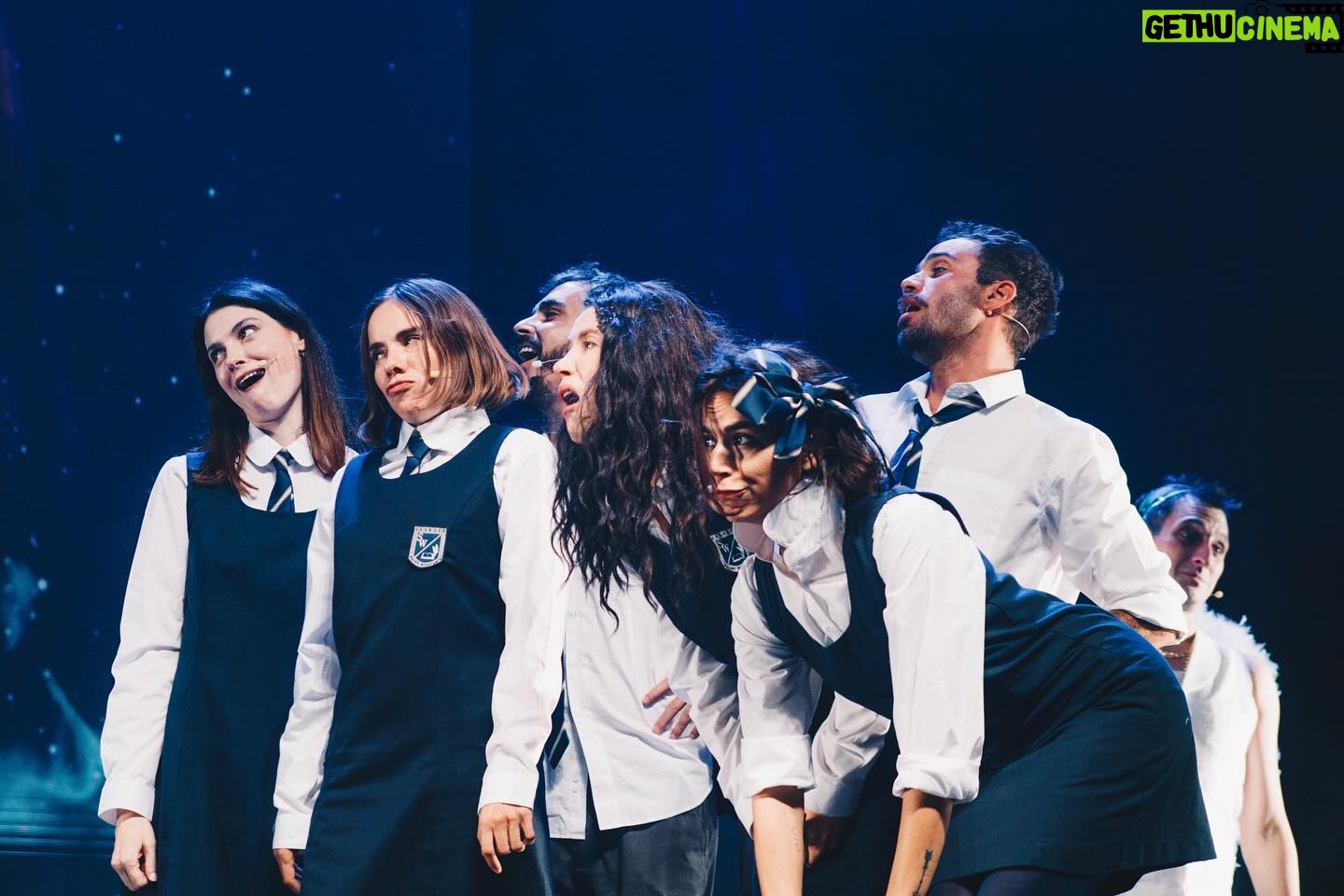 Felipe Rojas - 3K Likes - La obra, los compañeros, el público. ♥️
Muchas gracias a todos los que han ido estas primeras funciones en Viña y Concepción.
Mañana nos vamos a Talca. Ya estaremos en más ciudades y también en Santiago. Nos vemos! ✊🏽
📸 @piagarridovaillant