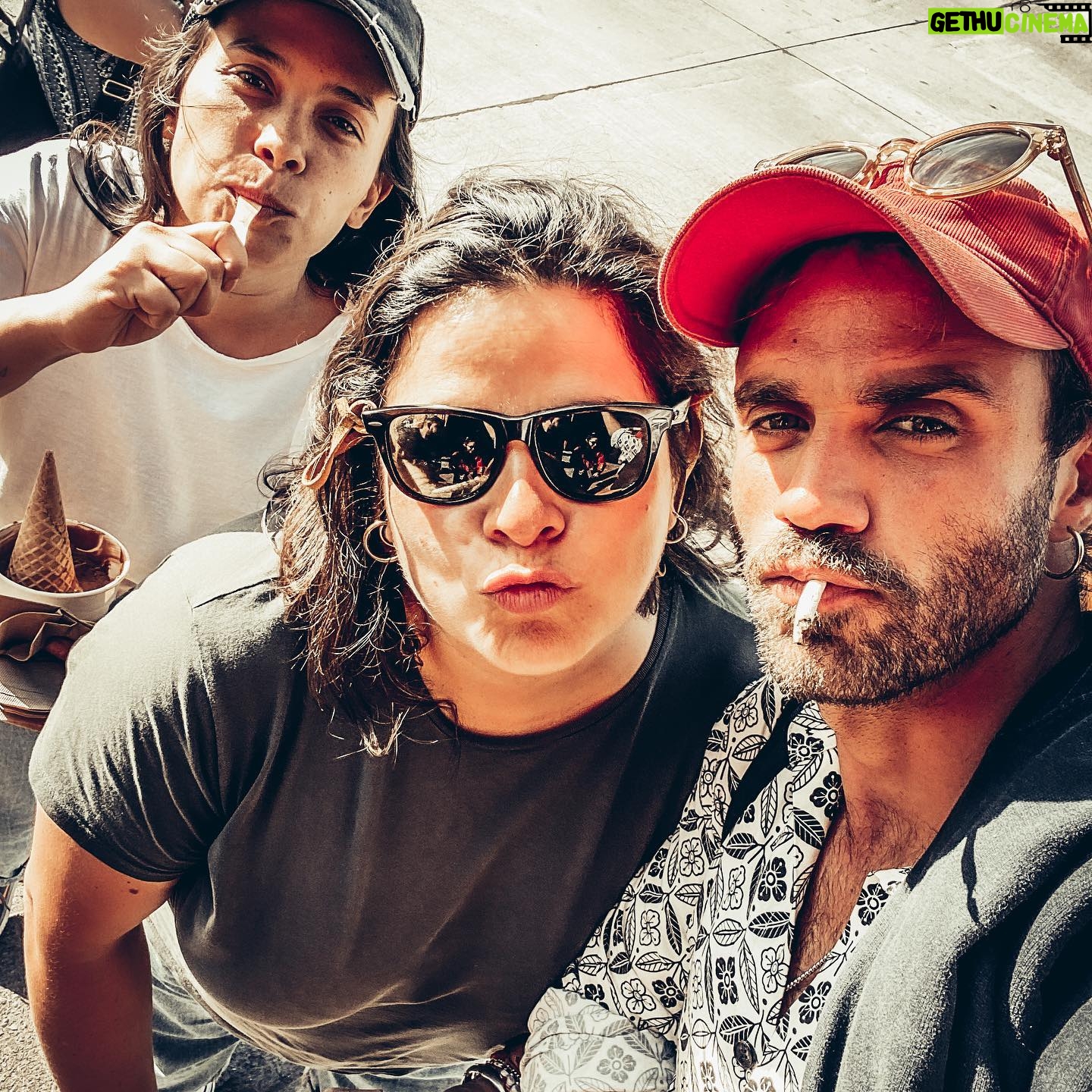 Felipe Rojas - 7.1K Likes - Gracias a toda la gente que nos acompañó desde sus casas o trabajos. Me llevo tatuada en el alma a cada una de estas personas hermosas y profesionales que me enseñaron tanto. Gracias equipo. Les amo 🖤🎥