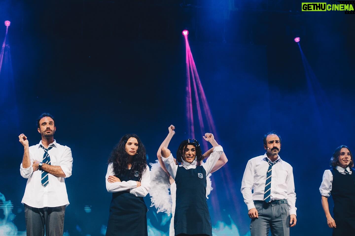 Felipe Rojas - 3K Likes - La obra, los compañeros, el público. ♥️
Muchas gracias a todos los que han ido estas primeras funciones en Viña y Concepción.
Mañana nos vamos a Talca. Ya estaremos en más ciudades y también en Santiago. Nos vemos! ✊🏽
📸 @piagarridovaillant