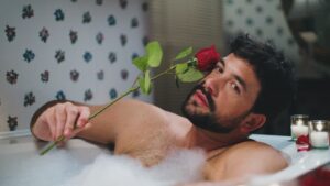 Félix-Antoine Tremblay Instagram - Je me permets de vous souhaiter une belle journée et vous rappeler que la Saint-Valentin c’est aussi la fête de l’amour pour nos amis, notre famille et surtout pour soi-même. Faites-vous plaisir. 🌹 ❤️