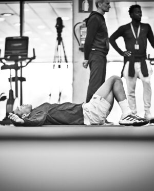 Félix Auger Aliassime Instagram - The moments before action - behind the scenes ⏳🖤

📸: @mutuamadridopen | @cocodubreuilphoto / @atptour