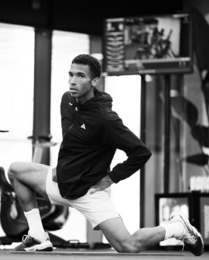 Félix Auger Aliassime Instagram - The moments before action - behind the scenes ⏳🖤

📸: @mutuamadridopen | @cocodubreuilphoto / @atptour