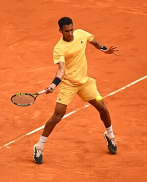 Félix Auger Aliassime Instagram - Quarter final bound ❤️‍🔥🇪🇸
Locked in 🔒

📸: @cocodubreuilphoto | @atptour