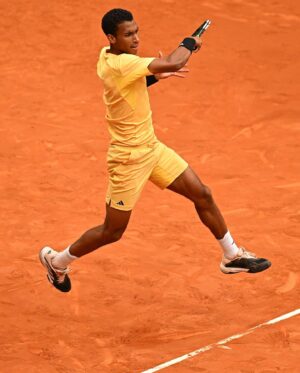 Félix Auger Aliassime Instagram - Quarter final bound ❤️‍🔥🇪🇸
Locked in 🔒

📸: @cocodubreuilphoto | @atptour