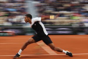 Félix Auger Aliassime Instagram - Rain not stopping us today ☔️🏃🏽🙌🏽 ALLEZ 
Having fun in 🇫🇷 R4 🔜

#rolandgarros #keepgoing 

📸: Alain Jocard | #4 Clive Mason