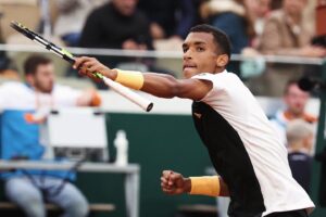 Félix Auger Aliassime Instagram - Rain not stopping us today ☔️🏃🏽🙌🏽 ALLEZ 
Having fun in 🇫🇷 R4 🔜

#rolandgarros #keepgoing 

📸: Alain Jocard | #4 Clive Mason