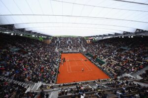 Félix Auger Aliassime Instagram - Rain not stopping us today ☔️🏃🏽🙌🏽 ALLEZ 
Having fun in 🇫🇷 R4 🔜

#rolandgarros #keepgoing 

📸: Alain Jocard | #4 Clive Mason