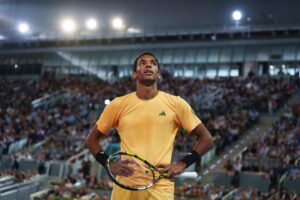 Félix Auger Aliassime Instagram - Left it all out there yesterday but @andreyrublev deserved this one 🙌🏽 Nothing but respect to be given towards you as an athlete and as a person 🙏🏽❤️ 
As for myself, I’m proud to see my game moving in the right direction and motivated to see where the rest of this season takes me 💪🏽 
Gracias @mutuamadridopen 🇪🇸

📸: @mutuamadridopen
