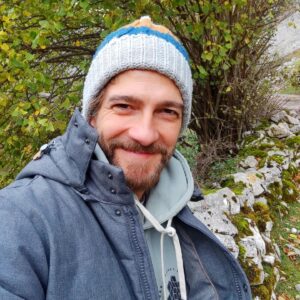 Félix Gómez Instagram - Montaña arriba... 💚
Caminar para despejar. 
Subir para desconectar. 
Conectar con lo que toca.
Descansar.
Bajar calmado, reconectado.

Y de premio...un cocido montañes😋🤣.