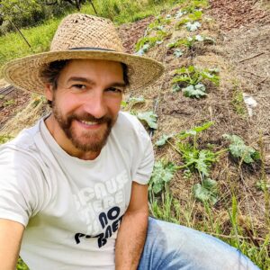 Félix Gómez Instagram - Mi huerta💚...
Ya va a tope, los plantones aún pequeños pero ya tirando con fuerza. Ahora solo queda acompañarlos y esperar a que todo evolucione bien. En las fotos: calabacín, tomatera y tajete, patatas, pimientos, calabaza cacahuete, puerros y berenjenas, pepinos... y una pequeña remesa de robles, que el año que viene irán a tierra (si todo va bien).
No me canso de repetirlo, que gusto da sembrar parte de tu comida. Volver al campo, clavar mis manos en la tierra, cada vez que puedo, está siendo un verdadero lujo.

#huertaregenerativa #agriculturaregenerativa