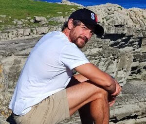 Félix Gómez Instagram - Ando un poco desaparecido, es verdad. Pero por un buen motivo...😉...Una nueva aventura  de la que no puedo contar nada pero que cuando salga os va a gustar mucho. O eso espero. Eso sí, estoy en un entorno increíble, rodeado de mucha belleza y es que esta Tierra nuestra es tan poderosa, tan hermosa. Paseo por este acantilado, me asombro con la vegetación que pisa mis pies, un suelo fértil, lleno de vida...Me siento frente al mar, su sonido hipnótico me calma, su brisa me llena de vida... Me quiero quedar aquí, sin mas, disfrutando de este regalo...pero me invade un pensamiento..."Hay que pelear por preservar esto, este milagro no se puede echar a perder"... Este Planeta, esta Madre Tierra necesita de gente valiente y generosa dispuesta a defenderla, hay que dar un paso adelante, cada uno a su ritmo, cada uno tan largo como pueda, pero hay que dar un paso adelante... 🌍
#BecauseThereIsNoPlanetB