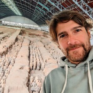 Félix Gómez Instagram - Viaje China... Parte II.
Xian y sus Guerreros.

La cara de sobao pasiego en esta foto tiene su justificación...😅😅😅. Me había despertado a las 5am y no había mucho hueco para el "selfie" de turno, robé tres segundos a otro turista y solo tenía tiempo para una única oportunidad...así que es la única foto que hay...🤣.

Los Guerreros de terracota de Xian era una de esas reliquias del pasado que siempre he querido visitar. Mi "niño Indiana Jones" estaba feliz.  Impresiona mucho estar delante de ellos. Te explota la cabeza cuando te hablan de las dimensiones, de lo que se ve, de lo que aún esta enterrado, de lo que ya está descubierto pero que no se va a desenterrar por respeto, o porque aún no tenemos la tecnología necesaria para conservar lo que hubiera debajo...y así tres horas de visita escuchando cada detalle de la explicación...aunque a veces me escapaba, para estar solo, para observar a mi ritmo, para imaginarlos con sus colores, para imaginar cómo se hizo aquello... ¿Qué llevaría a un hombre a desear un enterramiento así?

Y Xian... tuvimos poco tiempo para patearla, paseamos por su muralla y poco mas...creo que hubiera merecido otro día  pero no era posible Pekín nos esperaba y allí había mucho que visitar.

Pd. No se puede tener mejores compañeros de viaje. Sois una gozada...🥰