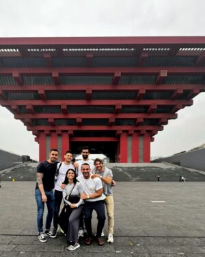 Félix Gómez Instagram - 🐉Viaje a China... Parte I.🐉

Ya estoy de vuelta en Madrid y desde mi sofá echo la mirada atrás. Han sido diez días increíbles, sin descanso, apasionantes. No tenía China en mi radar de próximos destinos pero surgió la oportunidad de visitarla con un grupo de amigos  y ahí que me apunté. El choque nada mas aterrizar es fuerte, a pesar de haber carteles en inglés, ellos apenas lo hablan, y el comunicarse se convierte en una verdadera dificultad. Impedimento que se resuelve rápido con grandes dosis de ganas y paciencia. Primera parada ha sido en Shangai... capital económica de China, ciudad donde los Jardines de Yuyuan conviven con los rascacielos. La segunda torre mas alta del mundo está aquí, las vistas desde arriba impresiona mucho. Su calle principal recuerda a Times Square por la cantidad de luces. Sus mercados de comida te invitan a parar en cada puesto, mil olores nuevos te invaden, abren el apetito pero el ojo no sabe donde posarse, todo es nuevo, nada resulta familiar y como ya he dicho es difícil preguntarles qué es, no queda mas remedio que pedir lo que sea y esperar que esté rico...😅. 

Próximo post Xian...😉
