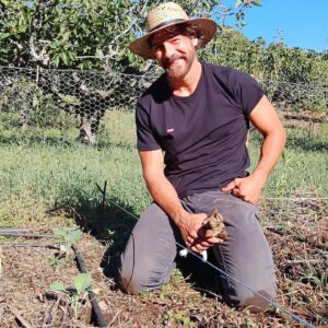Félix Gómez Instagram - 🍁OTOÑO ... en el campo.🍁
Llegan las reinas de esta época, las castañas, no sabeis el subidón que me ha dado al verlas!! En la huerta, ya están en suelo, repollo, lombarda, brócoli y lechugas... hoy tocaba deshebrar un poco. Y en camino guisantes, espinacas y puerros... Manos a la tierra, qué gusto da. Buen domingo a todos!!!