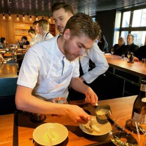 Felix Herngren Instagram - Kan det bli bättre? Tror inte det. Har varit några gånger på riktiga stjärnkrogar, och det har varit ljuvligt såklart. Men Franzén är i en helt egen klass, alla krogar med ambition borde gå i skola här. och tack @danyelcouet för att du tog hit och bjöd mig på 7 timmars lunchen!! Minne för livet. Och tack @carl_frosterud för magisk eftermiddag!! (Hatar när folk säger magisk i tid och otid, men här är det korrekt använt)