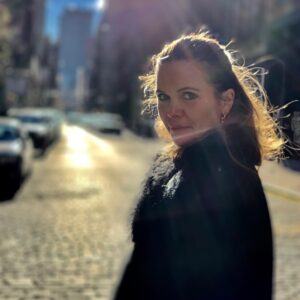 Felix Herngren Instagram - New York! Staden som aldrig sover, som inte ens jetlag biter på. Tiden står stilla här, precis samma känsla nu som när jag var här första gången för 30 år sen. 🍏🇺🇸
