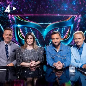 Felix Herngren Instagram - Äntligen fredag och ni vet vad det betyder! Masked Singer är tillbaka! 🎭 För första gången med en gäst i panelen - säg hej till Henrik Schyffert! 👋