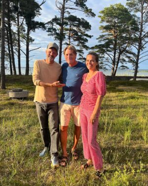 Felix Herngren Instagram - För precis 18 år sen vigde vår käre vän Thomas oss på Skansen. Och han gjorde det så sjukt bra så vi är fortfarande gifta, och tokkära. 🌷❤️🇸🇪❤️🌷