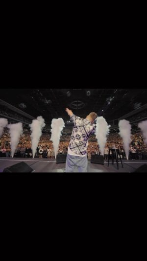 Felix Lobrecht Instagram - AYCE - das beste Comedy Special der Welt kommt. 

Exklusiv auf felixlobrecht.shop 🫡😏 

Spamt Eure Socials@voll damit und spread the word! ❤️

🎥 by: @bankproduziert X stand up 44
🎶 by: @jumpa275 
Designs: @julian_marticke 
Aufgenommen in: @mercedesbenzarena