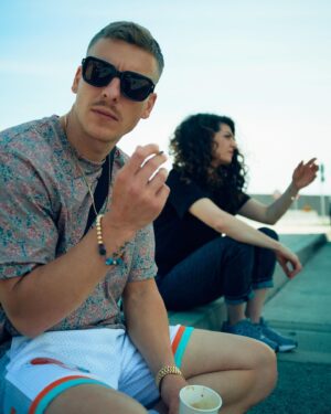 Felix Lobrecht Instagram - Offensichtlich sind Taschi und ich eine experimentell-atmosphärische Electro-Band mit politischer Message. Aber wie heißen wir? 

( @filiz_tasdan )

📸 by: @hallomarvin