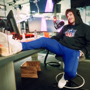 Felix Lobrecht Instagram - Danke an @1live, dass ich gestern den ganzen Tag 'n Affen bei Euch machen durfte (Symbolbild). Danke an alle, die angerufen haben und für das coole Feedback. Hat Bock gemacht, machen wa wieder 🥳

📸 by: @hallomarvin