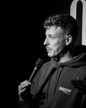 Felix Lobrecht Instagram - New Material, beste Material. #allyoucaneat

📸 by: @arden_deniz_kutun 

Show: @mascomedyclub