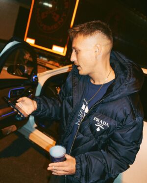 Felix Lobrecht Instagram - Habt ihr auch schonmal geraucht, dabei getrunken und mit der anderen Hand Musik auf dem Handy ausgesucht und über die mattweiße S-Klasse Long Version abgespielt und wurdet währenddessen von @hallomarvin fotografiert? Jeder hat diesen einen Freund!!!!!!