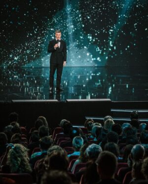 Felix Lobrecht Instagram - Smoking at Filmpreis! 

#sonneundbetonzeropoints 
#trotzdemfilmdesjahres

📸 by: @yannickla 

Suit: @maximilian.mogg