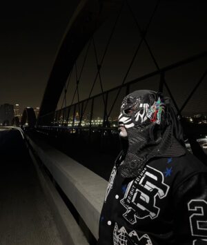 Fénix Instagram - Tengo la dicha de tener 2 papás.
Mi padre quien me dio la vida, quien me enseño que no importa que tan malo te juegue la vida, tu sigue, aún estando roto sigue luchando, el mejor ejemplo de disciplina y muchos valores. Por otro lado mi hermano, quien estuvo ahí sin importar nada y afrontando todo lo que viniera protegiendo a su familia. Mi compañero de sueños! Gracias carnal, Gracias Padre, los amo mucho . ❤️

Feliz día del padre y Happy father day. 

#Animo