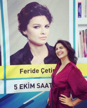 Feride Çetin Instagram - Bir yil geçti. Imza günleri vesilesiyle tanistigim o güzel çocuklar, idealist genç kizlar, çaliskan kadinlar umut oldu.
“Annemiz Asktir” içimdeki disil gücü açiga çikarmak için yazilmisti. Bizler dert ortakligi ettikçe variz.  Ablalarimiz nasil birbirlerine omuz vererek yürüdüyse, biz de kiz kardeslerimize özgür bir gelecek borçluyuz.  En çok kendi evimize, kapimizin önüne dikkat edecegiz. Komsu kizini kiskanmayacagiz; onun kazancina ve mutluluguna kendimizinmis gibi sevinmeyi ögrenecegiz.  Birimizin refahinda hepimizi düzlüge çikaracak isik sakli.  Mücadeleyi birakmayacagiz, saflari siklastiracagiz. Bundan sonra tek bir kizimizi dahi yitirmemek için haklarimiza sahip çikacagiz. #IstanbulSözlesmesiYasatir #kadınlareleleomuzomuza #womeninspiringwomen #annemizaşktır