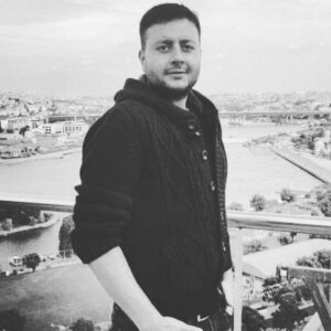 Feridun Düzağaç Instagram - Yıllar içinde bu ‘eskiden güzel’ adada biriktirdiğimiz tüm anıları bir anda anlamsız kılan vahşi bir cinayete kurban verdiğimiz dadamız Ramazan , daha seni toprağına veremeden arkandan konuşan yerel vicdansızlığın ...gecenin son gemisiyle adaya geçip seni aramızdan çalan canilerin ...bu vahşet yaşanırken seyredip katline seyirci kalan soysuzların...olay yeri incelemesi yapılmadan kanını yıkayan kansızların ve bunlara cesaret verenlerin...yerel gazeteciyi “haberini yaparsan bedelini ödersin” ile tehdit eden adam kayırmacılığın....bir daha o barın açılmasına izin verecek izansızlığın kökü kuruyana kadar hatırana sahip çıkacağıma, sahip çıkılması için elimden geleni yapacağıma namusum ve şerefim üzerine yemin olsun koca oğlan...•