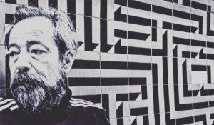 Feridun Düzağaç Instagram - “Alev alev” adlı şarkının sayın Ebru Yaşar tarafından seslendirilmesi üzerine üretilen türetilen ve uydurulan haberlerin beni çok kıymetli üçüncü şahıslara karşı zor durumda bırakması üzerine bu açıklama zorunlu hale geldi. Çok kısa özetlemeyi deneyeceğim. Evet ben şarkılarımı korur, dinleyici dostların hatıralarındaki ‘o hoş seda’ incinmesin ister idim. ‘İdim’ ama....Sonra çok şeyler yaşandı, üzerine titrediğim dinleyicilerimin çoğunun dahil olduğu ‘adam asmaca’larda insafsızca sallandırıldım. Küstüm kırıldım incitildim. Bu özenin tek taraflı olduğu acı acı belletildi bana. Tüm bunların detaylarını ‘korkmadan, kesmeden ve sansürlemeden yayınlayacak bir mecra’ kalmadığı için buradan paylaşmak zorunda kalıyorum. Mart ayında yaşadığım son linç üzerine kendime ve ekibime bir söz verdim; İlk isteyen söyleyecekti artık şarkılarımızı.Ve bu Ebru hanıma denk geldi.Konu, bütünüyle bir tesadüf hikayesinden ibarettir. “Şarkılarını kimseye vermedi O’na verdi” tadındaki tüm haberler bilgim ve dahlim dışında yapılmakta ve daha önce gerekli adresleri uyarmama rağmen izansızca sürmektedir. Hayata bakışımda kendi eserlerine kimseye layık göremeyecek kadar tapınmak olmadığı gibi ‘insan seçmek’ , ‘bahşetmek’ ve yarıştırmak da dünya görüşümde yoktur. Böyle bir şey söz konusu değildir. Bu, kaynağını ancak tahmin edebildiğim gereksiz haberlerde adı özellikle geçirilen sevgili Özcan Deniz’den bu vesileyle bir kez daha özür diliyorum. On yıl önceki bir olayı bugün yaşanmış gibi haberleştirmek çok büyük bir saygısızlıktır. Konu isimler arasında değil benim içimde yaşadığım fikirler arasındaki bir tercih meselesidir. “falancaya filancaya vermedi bana layık gördü” türünden Sayın Yaşar’ın ağzından çıkmış gibi yapılan  haberler dilerim ve umarım O’nun da bilgisi ve dahli dışındadır. Aksi, büyük bir esef konusudur. şarkının hanımefendi’ye “kaça mal olduğuna” dair tüm haberleri çok ayıplıyorum. Son olarak bugün bana iletilen benzer bir haberde adı “ şarkıya layık görülmeyenler” listesinde geçirilen çok kıymetli Sıla Gençoğlu’ndan da özür diliyorum. Bu şarkı üzerine ne kendisinin ne ekibinin bir talebi olmuştur. Değerli vaktinizden çaldım. “Derdimiz bu olsun” der, derin susarım. Saygı ile•