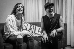 Ferman Akgül Instagram - Pankartlara ve konserlere Münich'e kadar ara veriyoruz. Çok değil on gün :) Her sahnede pankart almaya alıştık. Onları stüdyomuzda toplamaya başladık. Ne yapacağımızla ilgili fikirlerinize açığız. Biz de bir şeyler düşünüyoruz. Belki bir combo yaparız :) 🤘 #maNga20 @mangamusic