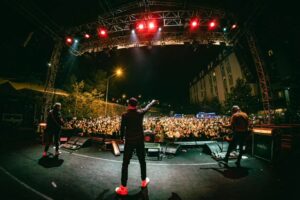 Ferman Akgül Instagram - Fiziki olarak en çok zorlandığım konserlerden bir tanesini yaşadım bu gece. -2 derecede bu rakımda ve maNga temposunda diyafram yükü ile şarkı söylemek muazzam bir idman oldu bana. Konser sırasında yaşadıķlarımı seyirciye çaktırmamak için elimden geleni yaptım. Cem Özgür ve Yağmur da aynı şekilde. Ya seyircimiz ? Ya siz ? On bine yakın kişi sıfırın altında saatlerce zıpladı bizimle. Kimlerin emeği varsa sonsuz teşekkürler. Festivalde çalan tüm müzisyen arkadaşlarımıza tüm çalışanlara ve ekibimize selamla. Yaşasın Rock Müzik. Yaşasın maNga. Kalbimize kazındın Erzurum. #maNgayirminciyıl @mangamusic @icebreaktr