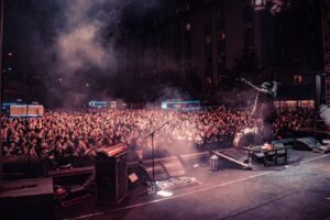 Ferman Akgül Instagram - Fiziki olarak en çok zorlandığım konserlerden bir tanesini yaşadım bu gece. -2 derecede bu rakımda ve maNga temposunda diyafram yükü ile şarkı söylemek muazzam bir idman oldu bana. Konser sırasında yaşadıķlarımı seyirciye çaktırmamak için elimden geleni yaptım. Cem Özgür ve Yağmur da aynı şekilde. Ya seyircimiz ? Ya siz ? On bine yakın kişi sıfırın altında saatlerce zıpladı bizimle. Kimlerin emeği varsa sonsuz teşekkürler. Festivalde çalan tüm müzisyen arkadaşlarımıza tüm çalışanlara ve ekibimize selamla. Yaşasın Rock Müzik. Yaşasın maNga. Kalbimize kazındın Erzurum. #maNgayirminciyıl @mangamusic @icebreaktr