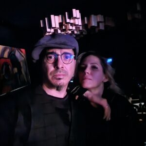 Ferman Akgül Instagram - Bugün gazetede görenler şaşırmadan yazayım. Biz Kopenhag'a taşındık. Bettina'ya kariyeri için önemli olabilecek bir iş teklifi gelince kaçırmasını istemedim. Yıllarca o beni destekledi. Sıra bende. Çocukların da ortaokulda buraya gelmesi gerekiyordu zaten. Erken olunca şimdi daha kolay uyum sağlayacaklar. maNga tam gaz devam ediyor endişe olmasın. Turnelere ve stüdyo çalışmalarına buradan geleceğim. Yazları hep Türkiye'de olacağız. Ülkemizden kopmamız mümkün değil. Hatta bu yaz maNga yeni albüm şarkı şeçmelerine de başlayacağımızın müjdesini vereyim. Şimdilik bu kadar. Konserlerde görüşmek dileğiyle 🙏🤘