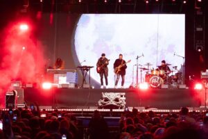 Ferman Akgül Instagram - Fiziki olarak en çok zorlandığım konserlerden bir tanesini yaşadım bu gece. -2 derecede bu rakımda ve maNga temposunda diyafram yükü ile şarkı söylemek muazzam bir idman oldu bana. Konser sırasında yaşadıķlarımı seyirciye çaktırmamak için elimden geleni yaptım. Cem Özgür ve Yağmur da aynı şekilde. Ya seyircimiz ? Ya siz ? On bine yakın kişi sıfırın altında saatlerce zıpladı bizimle. Kimlerin emeği varsa sonsuz teşekkürler. Festivalde çalan tüm müzisyen arkadaşlarımıza tüm çalışanlara ve ekibimize selamla. Yaşasın Rock Müzik. Yaşasın maNga. Kalbimize kazındın Erzurum. #maNgayirminciyıl @mangamusic @icebreaktr