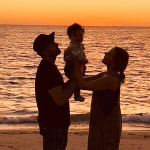 Fernanda Castillo Instagram - Lo que tu y yo hemos construido en estos 10 años es lo más hermoso e importante que tengo en la vida. Gracias con todo mi alma @erikhayser 
En los momentos complejos , cuando es más difícil encontrar la dirección, gracias por luchar juntos.
En la salud y la enfermedad😅, la total juventud y la juventud madura 🤭 , en la crianza y el noviazgo , JUNTOS. Te amo ♥️