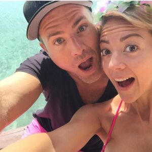 Fernanda Castillo Instagram - Lo que tu y yo hemos construido en estos 10 años es lo más hermoso e importante que tengo en la vida. Gracias con todo mi alma @erikhayser 
En los momentos complejos , cuando es más difícil encontrar la dirección, gracias por luchar juntos.
En la salud y la enfermedad😅, la total juventud y la juventud madura 🤭 , en la crianza y el noviazgo , JUNTOS. Te amo ♥️