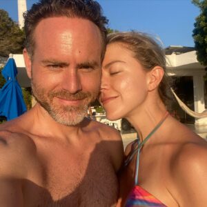 Fernanda Castillo Instagram - Lo que tu y yo hemos construido en estos 10 años es lo más hermoso e importante que tengo en la vida. Gracias con todo mi alma @erikhayser 
En los momentos complejos , cuando es más difícil encontrar la dirección, gracias por luchar juntos.
En la salud y la enfermedad😅, la total juventud y la juventud madura 🤭 , en la crianza y el noviazgo , JUNTOS. Te amo ♥️