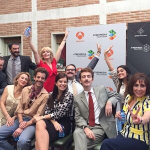 Fernando Cayo Instagram - Nos dijo adiós AMAR ES PARA SIEMPRE, gracias por hacer Historia de la Televisión con tanto Arte, tantos años. Para mi fue un año compartido con un equipo excepcional con Eduardo Casanova @_eduardocasanova y Diagonal TV a la cabeza. Os comparto imágenes del rodaje de ese año y de la impresionante fiesta de fin de esa temporada. Reparto y equipo técnico y artístico nos fundimos como el surfista que se prende en la ola. Ese año pasé más horas siendo Ernesto Ortega que yo mismo, muchas horas de estudio y de disfrute grabando con un reparto brillante. Una de la experiencias más complejas, bonitas, libres y creativas de mi carrera. ¡¡¡GRACIAS, GRACIAS, Y GRACIAS A TODO EL EQUIPO, GUIONISTAS, PRODUCCIÓN, DIRECCIÓN, TECNICOS Y PERSONAL DE DIAGONAL!!! Un abrazo enorme y cariñoso a tod@s los que hemos pasado por la serie.  A por más retos y desafíos... 
#amaresparasiempre #atresmedia #antena3 #diagonaltv #series #genteguay #fernandocayo  #memuevomasquelasmaracasdemachin #actor #comedia #drama #disfrutadelavida #teatro #television #cine #melopasogenial #cool #theatre #dance #enjoy @fernandocayo1 www.fernandocayo.com @series.atresmedia @diagonaltelevisio @antena3com @amaresparasiempre
 @mariona_ribas @victor_clavijo_actor @sonia_almarcha @guillermo._barrientos @nunezruth_ @oliviatirmolina @jorgeuson @inakimiramon @itziar_miranda @vekivelilla @mikelaro @jonas_berami_83 @meritxell_calvo @jacobodicenta