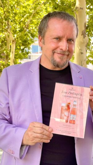 Fernando Cayo Instagram - Lujazo tener un cocktail para cada personaje!!! @gadesfusion #AmordeDonPerlimplin ❤️ FERNANDO CAYO, ANA BELÉN BEAS y CARMELA MARTINS en esta “Aleluya erótica” de #Lorca que anticipa la crueldad del amor y muestra la transición íntima e inflexible de la condición humana ante la imposibilidad del amor y la necesidad de sentirse correspondido. 
AMOR DE DON PERLIMPLÍN CON BELISA EN SU JARDÍN, ESTRENO 11 JULIO!!! 
Con @fernandocayo1 @anabelenbeas y @martinscarmela en @teatroqsf hasta el 17 de septiembre. 

***
#AmordeDonPerlimplin por #trianalorite @comolaseda 
@zoesepulvedam @paloma.ilumina @pierpaoloalvaro @atomo.el #ignacioysasi @lucrephoto @hugo_lopez @lopegarcia @elenaamer @paloma.amores #juanlorite @culturacmadrid @fevertree_esp

#ensayo #fernandocayo #anabelenbeas #carmelamartins #lorca #federicogarcíalorca #bytrianalorite #tqsf #veranoconlorca #amoresdeverano #perlimplinesdeverano #actoreespañoles #actricesespañolas #teatro #teatromadrid #teatroalairelibre
