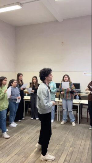Fernando Fernandes Instagram - A @creativestudionofilters juntou um grupo de jovens talentosos para uma aula e eu aceitei o desafio. Não costumo fazer isto muitas vezes e tenho consciência da responsabilidade gigante que é passar ideias sobre esta nossa profissão ou tentar acrescentar alguma coisa que lhes seja útil. Sinto sempre que levo mais do que entreguei e não é falsa modéstia. A canção que escolhi para trabalharmos foi uma das mais recentes da @marisaliz_oficial. E foi assim que aconteceu. ❤️
